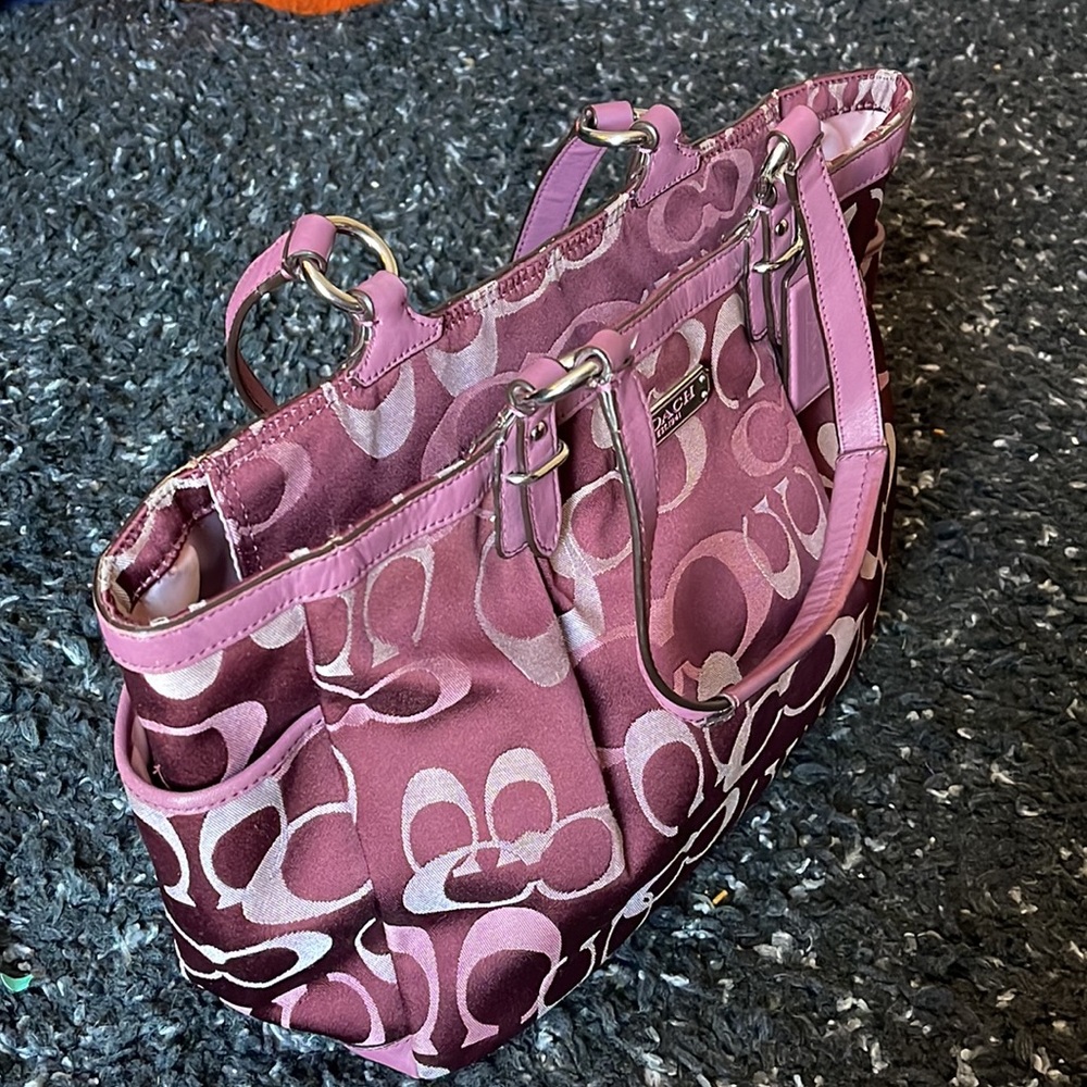 Authentic coach purse in brand new condition and minimal to no sign of use.